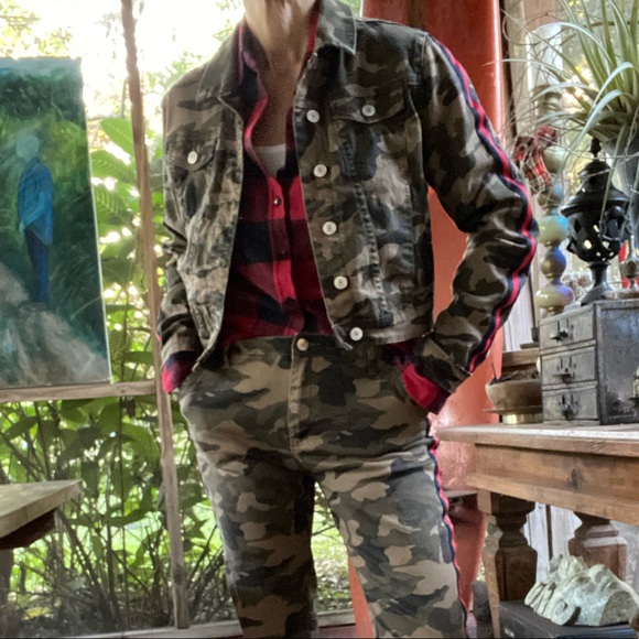 I&M Premium jeans, camo jacket with side stripes in navy and red. Size Medium - Picture 11 of 14